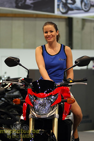 Suzuki GSR750 girl